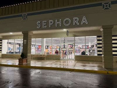 A retail storefront and sidewalk serviced by Loukides Power Washing at a Sussex County shopping plaza